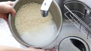 ¿Hay que lavar el arroz antes de cocinarlo? Qué dice la ciencia