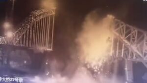 Al menos 12 muertos y varios desaparecidos por el derrumbe de un puente en obras en China