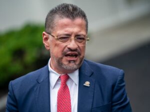 Presidente de Costa Rica denuncia “golpe de Estado judicial” ante posible desafuero