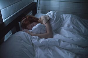 Dormir con el pelo mojado: un hábito perjudicial para la salud capilar