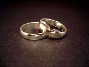 Cuando el amor no tiene prisa: famosas parejas que esperan años antes de casarse