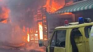 Incendio consume vivienda y cafetería en el centro de Barahona; no hubo víctimas