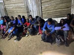 Ejército detiene a 18 nacionales haitianos que se encontraban ocultos en una vivienda en Mao, Valverde