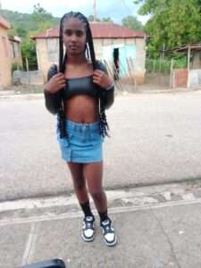 Familiares de la adolescente Orlyn Shantal Contreras Hidalgo, de 14 años, residente en el distrito municipal Las Maguanas, provincia San Juan, dijeron desconocer su paradero tras salir a pie la noche del sábado 16 de agosto de 2025 a comprar una cena. Angustiados, piden a quienes puedan identificarla comunicarse a los números de teléfono: (809) 721-2445 y (809) 951-2170. Indicaron que no saben si la menor salió de la localidad, ya que no han podido obtener ninguna pista sobre su paradero. Al momento de salir de la casa vestía un enterizo largo de color azul y llevaba el cabello rizado y suelto. Asimismo, señalaron que la adolescente presenta complicaciones auditivas y de hiperactividad
