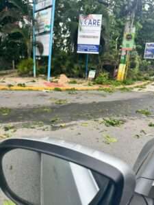 Erin golpea Las Terrenas: vientos dejan calles bloqueadas 