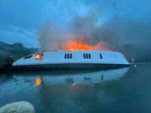 Incendio consume catamarán en la Bahía de Gracia, Luperón
