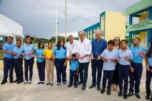 Abinader y ministro Luis Miguel De Camps inauguran politécnico en Navarrete