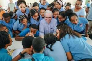 Ministro Luis Miguel De Camps motiva a jóvenes a soñar en grande al participar en almuerzo escolar en Centro Educativo Altagracia Lucas de García, en San Cristóbal
