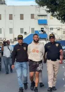 Se entrega a la Policía Nacional uno de los acusados de abuso sexual a joven en Villa González, Santiago