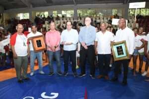 Fedola distingue dirigentes en inauguración de la Copa de Campeones de Lucha