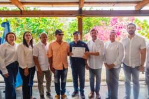 Gobierno entrega compensación económica y tierras a familias en Monte Grande