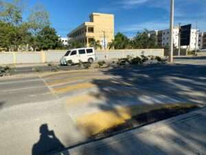 Alcaldía SDE coloca grandes reductores de velocidad en Carretera Mella y avenida Freddy Beras Goico