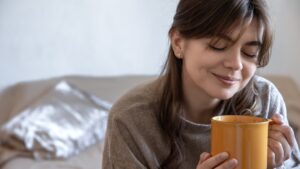 ¿Por qué el té de manzanilla con leche es ideal antes de dormir?