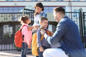 Abinader pide a los padres involucrarse en la educación de sus hijos