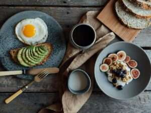 ¿Desayunas después de las 9? Esto dice la ciencia sobre por qué podrías estar afectando tu salud