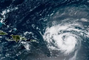 Huracán Erin se aleja del país, pero deja lluvias y oleaje peligroso en la costa atlántica