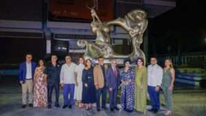 La Silla Adulta, escultura de Iván Tovar, regresa a República Dominicana