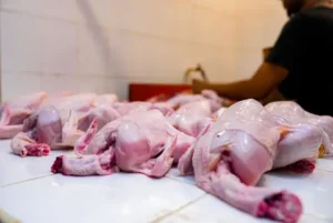Eddy Alcántara pone su cargo a disposición si el pollo se vende a 125 pesos la libra