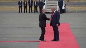 Trump y Putin aterrizan en Alaska con un mismo objetivo: hablar de paz en Ucrania