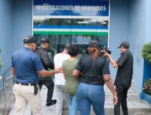 Policía arresta a pareja en Los Guandules por muerte de niña de 7 años víctima de maltrato