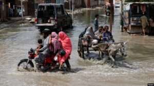Pakistán enfrenta inundaciones históricas: más de 900 muertos y lluvias que no cesan