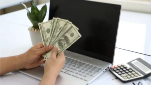 El verdadero costo de financiarse en dólares cuando ganas en pesos