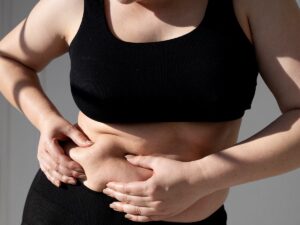 Sin embargo, la evidencia científica confirma que el cuerpo no permite elegir de dónde se pierde grasa, y la acumulación en la zona abdominal implica mucho más que un desafío estético: representa un serio riesgo para la salud.