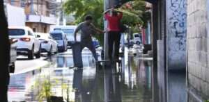 Residentes de Villas Agrícolas denuncian más de 40 años de inundaciones en la calle Moca