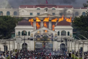 Esposa de ex primer ministro de Nepal fallece en incendio provocado durante protestas