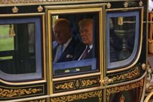 Carlos III recibe a Trump en Windsor y visitan a la Guardia Real