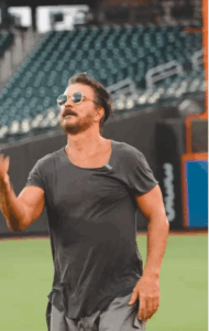Ricardo Arjona canta junto a trabajadora dominicana durante visita al estadio de los Mets