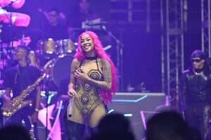 Yailin La Más Viral hace vibrar a sus “chiviricas” en Santiago
