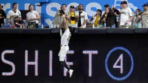 El show aéreo de Tatis presenta un nuevo acto: robo de jonrón con increíble impulso