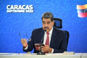 Maduro rechaza acusaciones de narcotráfico de EE.UU. e invita a Trump a preservar la paz mediante el diálogo