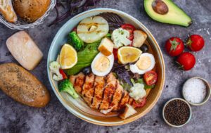 En los últimos 50 años, el concepto de plato saludable cambió de priorizar proteínas y carbohidratos sencillos a enfocarse en la fibra, la calidad de los alimentos y la reducción de ultraprocesados, según un análisis de The Telegraph. 8 alimentos ricos en proteínas que transforman la despensa y facilitan una dieta equilibrada Te puede interesar: 8 alimentos ricos en proteínas que transforman la despensa y facilitan una dieta equilibrada El profesor George Grimble, investigador en nutrición de la University College London (UCL), y la nutricionista Nichola Ludlam-Raine coincidieron en que la percepción de una dieta equilibrada refleja tanto el avance científico como los cambios sociales y culturales. De los macronutrientes a los patrones de alimentación El concepto de plato saludable pasó de enfocarse en macronutrientes, grasas y calorías a valorar la procedencia, el procesamiento y la variedad de los alimentos, priorizando una dieta rica en fibra, basada en plantas y con productos mínimamente procesados, según Ludlam-Raine. El consumo excesivo de proteínas puede reducir la testosterona masculina hasta un 30% Te puede interesar: El consumo excesivo de proteínas puede reducir la testosterona masculina hasta un 30% La nutrición moderna pone énfasis La nutrición moderna pone énfasis en vegetales frescos y mínimamente procesados dentro de un patrón equilibrado (Imagen Ilustrativa Infobae) Grimble destacó que en los últimos 20 años el mayor cambio fue poner el foco en la calidad y el patrón general de la dieta más que en nutrientes aislados. El plato saludable en los 70’s Durante los años setenta, los menús habituales combinaban carne, dos tipos de verduras y papas, con énfasis en la adecuación nutricional y la autosuficiencia agrícola. La sencilla modificación al caminar que cambia el metabolismo y protege el corazón Te puede interesar: La sencilla modificación al caminar que cambia el metabolismo y protege el corazón Durante aquellos años, en gran parte del mundo se favorecía el consumo de carne roja, acompañado por un alto consumo de pan blanco sobre el integral. Las grasas saturadas, como la manteca de cerdo, apenas generaban preocupación en las recomendaciones nutricionales. En los años 70, la En los años 70, la carne roja y el pan blanco dominaban los menús, con poca preocupación por grasas saturadas y azúcar (Imagen Ilustrativa Infobae) No obstante, investigaciones como la de Ancel Keys ya relacionaban su consumo con enfermedades cardíacas. Parveen Yaqoob, profesora en la Universidad de Reading, recordó que el azúcar tampoco era objeto de especial atención. La década de los 80’s y la “guerra” contra las grasas En los años ochenta, la preocupación por las grasas saturadas tomó fuerza en la cultura popular y en las guías oficiales. La industria respondió introduciendo productos bajos en grasa, desde margarinas hasta cereales refinados, y la reducción de grasas se convirtió en una consigna dominante. A la vez, se destacaron los beneficios de las grasas poliinsaturadas, especialmente los ácidos grasos omega-3 y omega-6 de aceites de pescado. Un ensayo clínico publicado en 1989 mostró que una dieta con abundante pescado azul, fibra y bajo contenido de grasas saturadas reducía los infartos en un 29% entre hombres con antecedentes cardiovasculares. El pescado azul, como el El pescado azul, como el salmón o las sardinas, se consolidó en los años 80 como fuente clave de omega-3 para la salud cardiovascular (Imagen Ilustrativa Infobae) Paralelamente, la epidemióloga Sheila Bingham impulsó la investigación sobre fibra dietética y sus beneficios, consolidando este nutriente como esencial para la salud. El auge de los alimentos funcionales en los 90’s Durante los años noventa, el combate contra el colesterol y las grasas saturadas siguió en el centro de las recomendaciones. La papa, apreciada por su aporte energético, ganó protagonismo, mientras los porotos, ricos en fibra soluble, se consolidaron en la dieta. Surgieron los alimentos funcionales, como bebidas probióticas, cereales fortificados y batidos sustitutivos de comidas. Ludlam-Raine señaló en The Telegraph que la tendencia a elegir productos bajos en grasa llevó a un incremento de azúcares añadidos. El cambio de milenio y el auge de las dietas bajas en carbohidratos A inicios de los 2000, las dietas bajas en carbohidratos como la Atkins promovieron el consumo de carne roja y proteínas, reduciendo pan y pasta. Los cereales integrales ganaron protagonismo y se incorporó el índice glucémico para evaluar carbohidratos. Huevos y carnes rojas recuperaron Huevos y carnes rojas recuperaron espacio en la mesa durante los 2000, tras décadas de restricciones por temor al colesterol (Crédito: Freepik) Se mantuvo la recomendación de cinco porciones diarias de frutas y verduras, y se valoraron las grasas saludables de frutos secos, aceite de oliva y pescado azul. El colesterol de los huevos dejó de ser preocupante. En 2007, el Eatwell Plate amplió las proteínas a huevos, legumbres y alternativas vegetales, reflejando la diversificación alimentaria. Década de 2010: las dietas vegetales y alimentos funcionales En la década de 2010, las dietas basadas en plantas cobraron protagonismo y alimentos como la quinoa, col rizada y palta se popularizaron. Aumentaron las opciones vegetales frente a los lácteos y ganaron adeptos las dietas muy bajas en carbohidratos, como la keto. En la década de 2010, En la década de 2010, las dietas basadas en plantas y la fibra ganaron protagonismo, con límites claros para azúcares libres (Crédito: Freepik) En 2016, la guía Eatwell puso mayor énfasis en la fibra, carbohidratos integrales y proteínas vegetales e incorporó límites claros para los azúcares libres (30 g diarios), además de reforzar la importancia de la hidratación. Ludlam-Raine resaltó el foco actual en consumir mayor cantidad de plantas y fibra, y en reducir azúcares libres y sal, relegando dulces y snacks a un consumo ocasional y moderado. Tendencias actuales y enfoque en la calidad Actualmente la calidad de los alimentos, la fibra y el patrón general suplantaron la preocupación por nutrientes aislados. Según The Telegraph, se prefieren los cereales integrales y las grasas saludables del salmón, mientras los ultraprocesados se reconocieron como el principal enemigo nutricional. Los alimentos fermentados ganaron protagonismo Los alimentos fermentados ganaron protagonismo por su aporte a la diversidad de bacterias intestinales y la salud digestiva (Crédito: Freepik) Los alimentos fermentados, como el kéfir, chucrut y kimchi, ganaron espacio en la dieta por su impacto en el microbioma intestinal. Grimble afirmó que la alimentación saludable moderna contempla la comida casera y flexible, e incorpora elecciones prácticas como verduras congeladas y legumbres enlatadas (sin azúcar ni sal añadidos). El plato saludable actual: reparto y cantidades recomendadas Plato saludable ideal en 2025, según Ludlam-Raine: ½ plato: verduras y frutas variadas. ¼ plato: carbohidratos almidonados ricos en fibra, como pasta integral, arroz integral y papas con piel. ¼ plato: proteínas, preferentemente de origen vegetal (frijoles, lentejas, tofu), además de pescado y carnes magras. También recomendó sumar una ración de lácteos o alternativas enriquecidas, una pequeña proporción de aceites insaturados (como el de oliva virgen extra) y agua como bebida principal. Proporciones ideales para adultos: Grasas: máximo 35% de la energía total (70 g), con no más del 11% de grasas saturadas. Proteínas: 10–15% de la energía total (53 g para un adulto de 70 kg). Carbohidratos: 50% de la energía total. Fibra: 30 g al día.