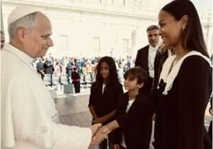 Zoe Saldaña y su familia se reúnen con el papa León XIV en el Vaticano