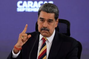 En medio de la presión militar de EEUU, el dictador Nicolás Maduro decretó el inicio anticipado de la Navidad en Venezuela