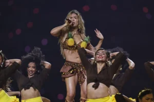 Karol G llena de ritmo latino el medio tiempo de la NFL en São Paulo