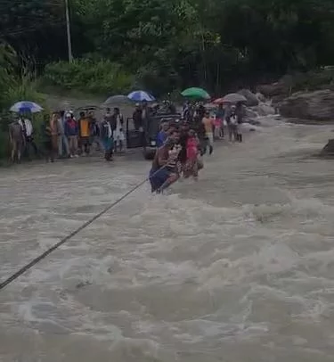 Comunitarios ayudan a trasladar a mujer en labor de parto en San José de Ocoa