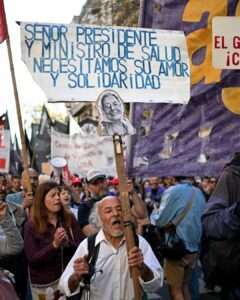 Médicos, enfermeros y universitarios marchan en Buenos Aires contra vetos de Milei