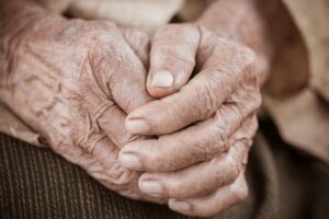 La esperanza de vida en el mundo se está estabilizando y no llegará a los 100 años