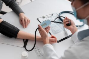 Cómo medir bien la presión arterial y por qué la postura correcta es fundamental