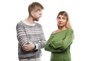 Descubre que  significa mirar al otro lado cuando hablas con alguien 