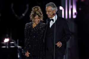 Andrea Bocelli y Karol G cantaron “Vivo por ella” y brillaron en el histórico concierto “Grace for the world” en el Vaticano