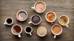 El café forma parte del desayuno de miles de personas en todo planeta, pero también está presente en varios momentos del día. Sin embargo, el consumo excesivo de cafeína puede provocar graves problemas de salud. Una sola sesión intensa de ejercicio puede ralentizar el crecimiento de células cancerosas, según un nuevo estudio Te puede interesar: Una sola sesión intensa de ejercicio puede ralentizar el crecimiento de células cancerosas, según un nuevo estudio Según VeryWell health, la Administración de Alimentos y Medicamentos de Estados Unidos (FDA) indica que el límite seguro para adultos es de 400 mg diarios, equivalentes a unas cuatro o cinco tazas de café, mientras que durante el embarazo y la lactancia, se recomienda no superar los 200 mg diarios. Por su parte, especialistas en salud infantil aconsejan que niños y adolescentes eviten completamente las bebidas con cafeína antes de los 12 años, dada su mayor sensibilidad y riesgo de efectos adversos. Tubos de lava: el refugio subterráneo que podría proteger a los primeros colonos en Marte Te puede interesar: Tubos de lava: el refugio subterráneo que podría proteger a los primeros colonos en Marte La FDA recomienda no superar La FDA recomienda no superar los 400 mg diarios de cafeína en adultos y limitar aún más durante embarazo y lactancia (Imagen Ilustrativa Infobae) La cafeína se encuentra en café, té, refrescos, bebidas energéticas, chocolate, medicamentos y suplementos, lo que facilita su consumo inadvertido por encima de los valores recomendados y eleva el peligro de efectos indeseados. Evidencia científica sobre los riesgos del exceso de cafeína Diversas investigaciones respaldan la importancia de controlar el consumo de cafeína. Un estudio publicado en el American Journal of Clinical Nutrition analizó a más de 5.000 adultos y concluyó que ingerir más de 400 mg diarios aumenta significativamente el riesgo de insomnio, ansiedad y trastornos cardiovasculares. Cómo funciona ESCAN, el programa que busca detectar y controlar una grave enfermedad rara en adultos Te puede interesar: Cómo funciona ESCAN, el programa que busca detectar y controlar una grave enfermedad rara en adultos Los autores observaron que incluso en consumidores habituales, superar el límite recomendado se asociaba con alteraciones en la calidad del sueño y mayor frecuencia de palpitaciones. La cafeína está presente en La cafeína está presente en café, té, refrescos, energizantes, chocolate y medicamentos, lo que facilita su consumo inadvertido (Imagen Ilustrativa Infobae) Otra investigación respaldada por la Universidad de Nevada, citada por VeryWell health, identificó una relación directa entre el exceso de cafeína y una reducción en la fertilidad masculina, hallando que varones que consumían altas dosis presentaban una menor calidad seminal. Estos estudios refuerzan la necesidad de ajustar la ingestión de cafeína según la edad, el estado de salud y la sensibilidad individual, para minimizar los riesgos asociados a su abuso. 10 efectos no deseados de abusar de la cafeína 1. Dolor de cabeza El consumo excesivo de cafeína El consumo excesivo de cafeína puede causar dolor de cabeza por estimulación del sistema nervioso central (AP/Yehor Deineka) El consumo excesivo de cafeína puede estimular el sistema nervioso central y, ante abusos o interrupciones bruscas, provocar “cefalea por rebote”. 2. Ansiedad y alteraciones en la salud mental Una ingesta moderada mejora el ánimo, pero dosis de dos a seis tazas diarias pueden producir ansiedad, y superar los 400 mg diarios se vincula a estados depresivos. 3. Trastornos del sueño La cafeína puede alterar el La cafeína puede alterar el sueño y dificultar el descanso nocturno (Imagen Ilustrativa Infobae) La cafeína puede dificultar conciliar el sueño y mantenerlo. Se recomienda dejar pasar entre seis y ocho horas antes de acostarse, aunque algunas personas requieren intervalos mayores por su sensibilidad. 4. Irritabilidad Este síntoma aparece sobre todo en quienes consumen grandes cantidades o presentan trastornos de ansiedad. 5. Sed aumentada Puede presentarse una mayor sensación de sed, sobre todo en consumidores ocasionales, aunque la evidencia a dosis muy altas es limitada. El consumo ocasional puede provocar El consumo ocasional puede provocar una mayor sensación de sed, aunque faltan datos sobre dosis elevadas (Imagen Ilustrativa Infobae) 6. Taquicardia La cafeína eleva la frecuencia cardíaca. Incluso con cuatro tazas de café pueden surgir palpitaciones, y los metabolizadores lentos sufren consecuencias con menos cantidad. 7. Micción frecuente El efecto diurético de la cafeína incrementa la necesidad de orinar, lo que puede llevar a la pérdida de nutrientes esenciales y afectar la salud, sobre todo en personas con vejiga hiperactiva. 8. Dolor en el pecho La cafeína puede causar dolor La cafeína puede causar dolor en el pecho al restringir el flujo sanguíneo al corazón (Imagen Ilustrativa Infobae) La cafeína puede restringir el flujo sanguíneo al corazón, originando dolor torácico, especialmente en personas con afecciones cardiovasculares, tratamientos farmacológicos o alta sensibilidad. VeryWell health recomienda buscar atención médica inmediata si este síntoma ocurre tras consumir cafeína. 9. Infertilidad masculina y debilitamiento óseo Ingerir más de 400 mg diarios se asoció con mayor riesgo de infertilidad masculina y fragilidad ósea. El descenso de nutrientes como calcio, magnesio y vitaminas del grupo B perjudica la salud ósea. 10. Reacciones alérgicas graves Pueden aparecer dificultades respiratorias, urticaria o presión arterial baja. En estos casos, se aconseja suspender la cafeína y acudir de inmediato a un centro de atención médica. La cafeína puede interferir con La cafeína puede interferir con la eficacia de medicamentos como antidepresivos, antihipertensivos y antibióticos (Imagen Ilustrativa Infobae) Interacción con medicamentos y recomendaciones para reducir el consumo El abuso de cafeína puede alterar la eficacia de numerosos medicamentos, entre ellos antidepresivos, tratamientos para el déficit de atención, sedantes, antihipertensivos, anticoagulantes, fármacos para el Alzheimer y el Parkinson, antibióticos, antiinflamatorios y hormonas. Consultar con un profesional sanitario resulta fundamental para identificar posibles interacciones si se sigue tratamiento médico. Para reducir el consumo, VeryWell health recomienda hacerlo gradualmente y elegir alternativas de bajo o nulo contenido de cafeína, como café mitad descafeinado, té verde o infusiones de hierbas, para evitar síntomas de abstinencia. El organismo necesita entre cuatro El organismo necesita entre cuatro y seis horas para eliminar la mitad de la cafeína consumida (Imagen Ilustrativa Infobae) Hidratarse con agua, y llevar una dieta rica en vitamina C, magnesio, zinc y fibra —presente en verduras de hoja verde, cereales integrales, huevos, pescado y frutos secos— puede ayudarte a combatir el cansancio al reducir la cafeína. Ante síntomas persistentes, un profesional de la salud puede descartar causas subyacentes y orientar sobre cambios saludables. El organismo tarda entre cuatro y seis horas en reducir a la mitad la cantidad de cafeína, por lo que sus efectos pueden percibirse mucho tiempo después de la última taza.