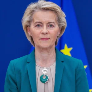 Un avión que transportaba a la presidenta de la Comisión Europea, Ursula von der Leyen, sufrió una interferencia en su sistema de navegación GPS al intentar aterrizar en Bulgaria el domingo, según informó un portavoz de la comisión a CNN. El avión aterrizó sin problemas, añadió el portavoz. Una fuente familiarizada con la situación indicó a CNN que los pilotos aterrizaron utilizando mapas impresos. La comisión recibió “información de las autoridades búlgaras que sospechan que esta flagrante interferencia fue llevada a cabo por Rusia”, declaró el portavoz.