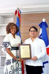 Hostos Rizik, presidente de RD Vial, es reconocido Funcionario Público del Mes