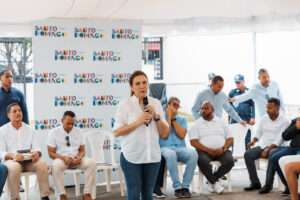 Carolina Mejía lleva soluciones al sector La Puya de Arroyo Hondo