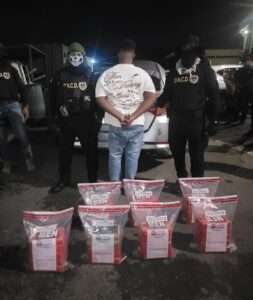 Arrestan a tres personas y decomisan 36 paquetes de presunta cocaína