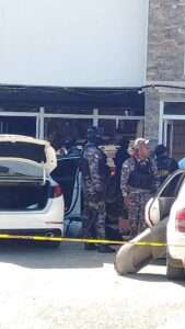 Agente policial se debate entre la vida y la muerte tras enfrentamiento en Santiago